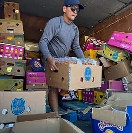 Voluntario preparando cajas de alimentos para la comunidad
