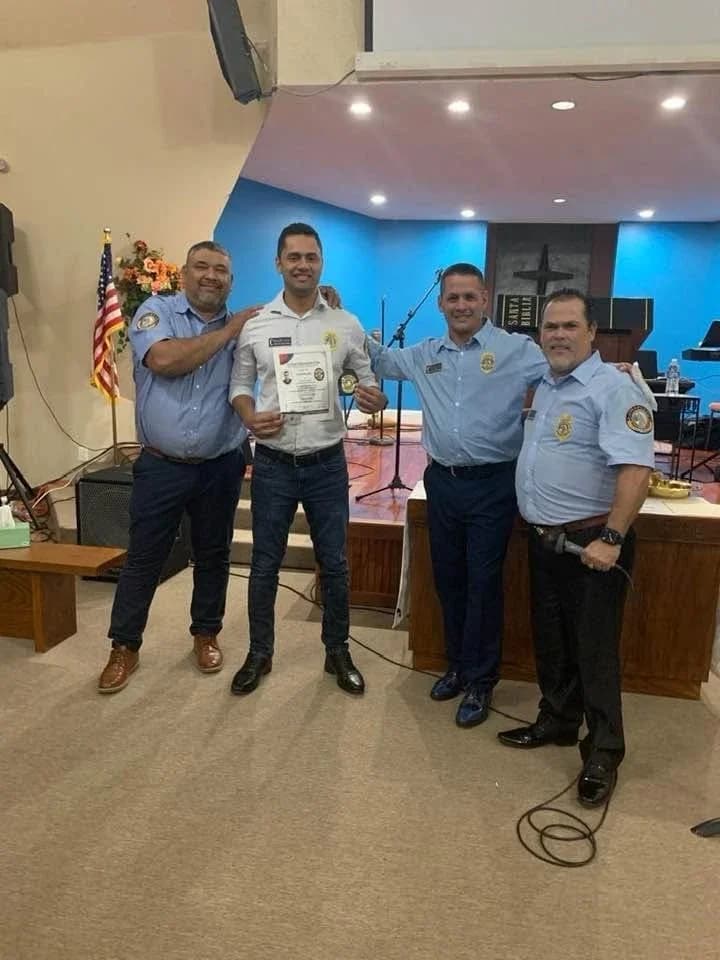 Capellanes entregando el certificado a un nuevo capellán