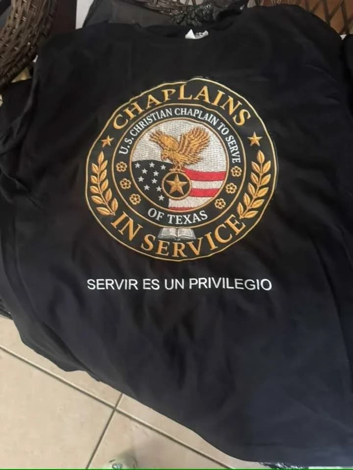 Camiseta negra con el sello de Chaplains In Service y el lema «Servir es un privilegio»