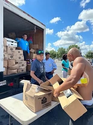 Descarga de un camión con alimentos para las familias