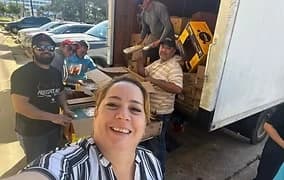 Voluntarios cargando un camión con ayuda comunitaria